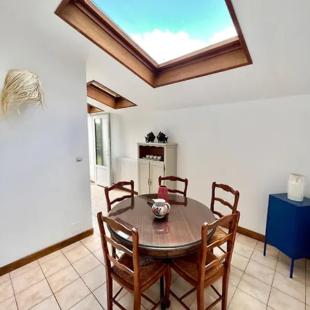 Spacious Beachfront House - Center